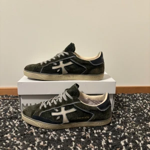 Feta Premiatas - Tja! Säljer nu ett par exklusiva premiatas i storlek 42. De är i oerhört bra skick (box medföljer).  Mitt pris är 1799, vid frågor och funderingar är de bara att höra av sig🙌🙏😃