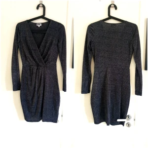 Klänning - Använd max 2 ggr.  Tight passform utan att sitta åt. Liten slits vid benet. Är storlek S men passar även en mindre M då jag brukar ha M annars. Glittriga trådar i klänningen. Jättefint skick.  Nypris vid inköp var ca 5-600 