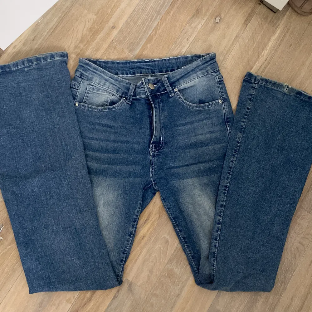 Ett par super fina jeans som tyvärr inte kommer till användning. Byxorna är i storlek Medium . Jeans & Byxor.