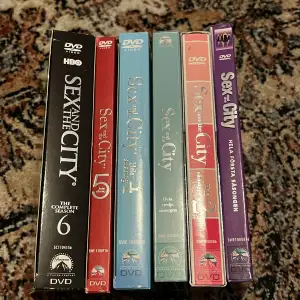 alla säsonger av sex and the city på dvd, det saknas endast en skiva på säsong 2 annars är allting perfekt! jag har bara haft som prydnad.