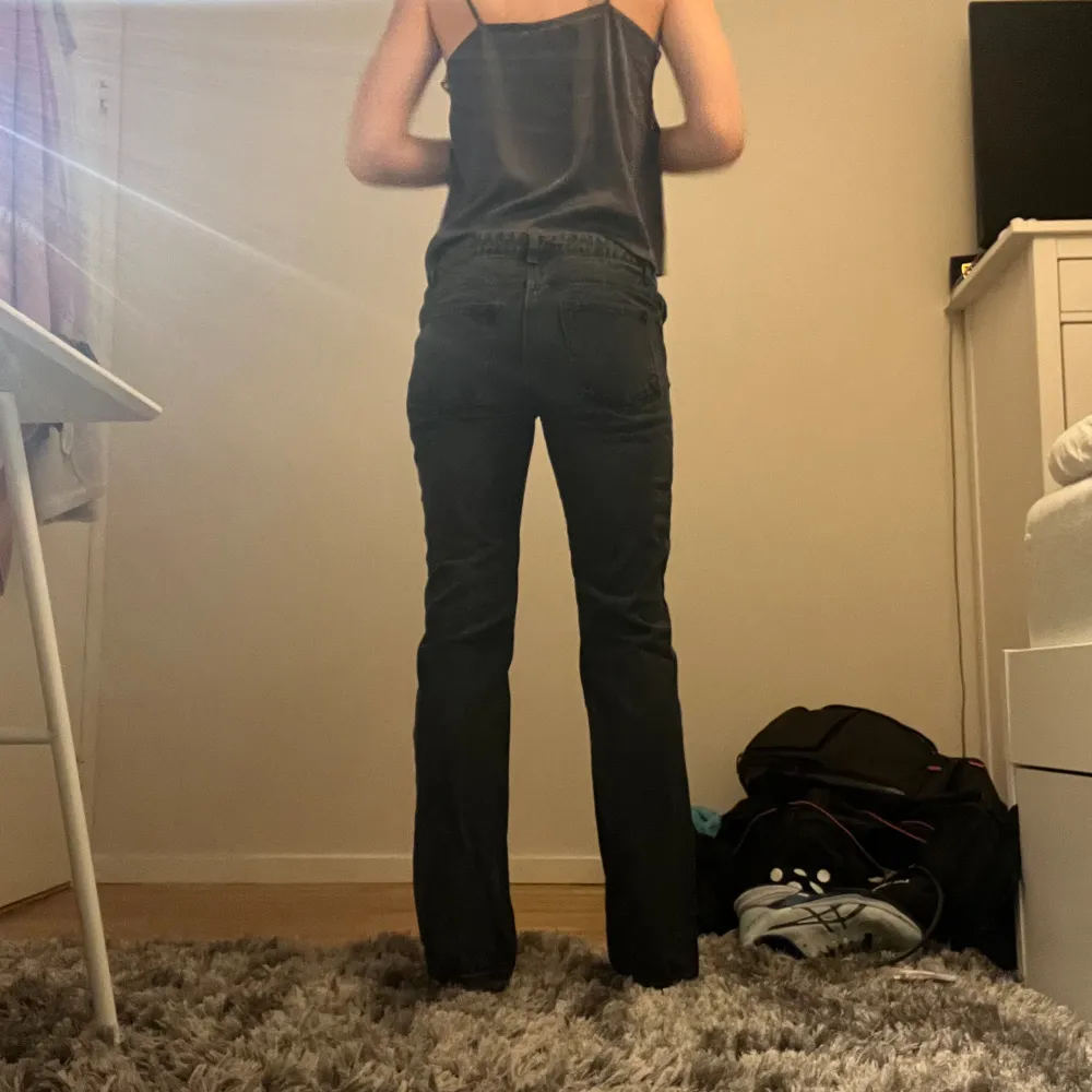 Svarta lågmidjade jeans från weekdsy i modell pin. Säljer för de är för små för mig. Jag är 180 och det är storlek 27/32. Jeans & Byxor.