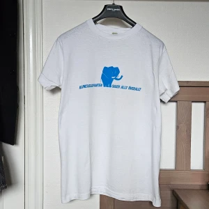 Klinexelefanten suger allt överallt! - Schysst t-shirt från sent 80- tidigt 90/tal.         Ett klassiskt "Stockholmsnummer" på ärmen.                 Fräsch och i 100% bomull - Made in U.S.A   