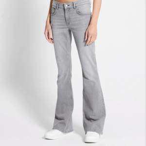 As-snygga och trendiga low/mid-waisted bootcut jeans i ljusgrå färg. Jeansen är från Lager 157, i storlek M (short length). De är i jättebra skick, hela och rena precis som nya!✨(Nypris 400kr)