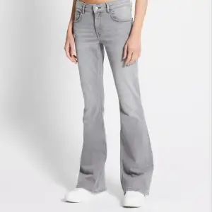 As-snygga och trendiga low/mid-waisted bootcut jeans i ljusgrå färg. Jeansen är från Lager 157, i storlek M (short length). De är i jättebra skick, hela och rena precis som nya!✨(Nypris 400kr)