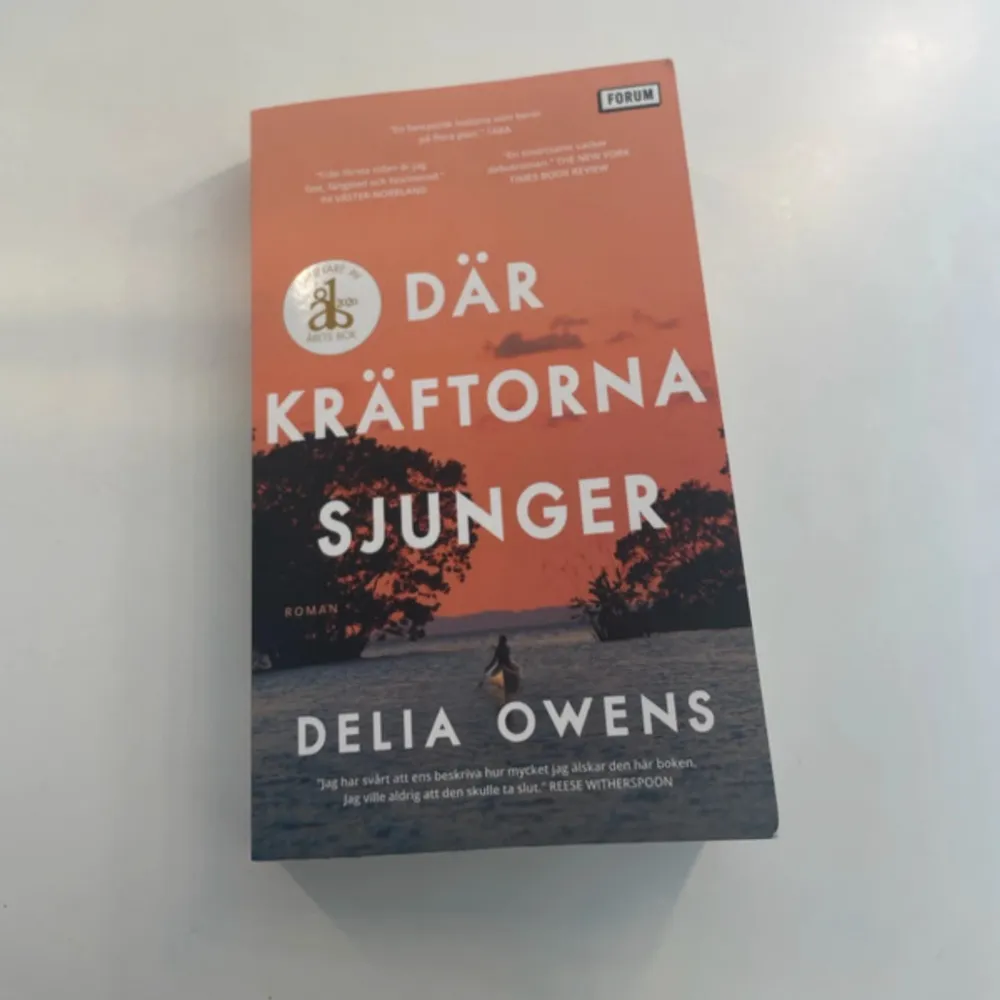 ”Där kräftorna sjunger” skriven av Delia Owens. Endast läst en gång så i bra kvalite . Böcker.