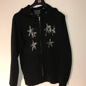 Yung Lean Hoodie - Yung Lean scandinavian tour hoodie 2021. Tröjan är i ny skick och knappt använd. Kommer inte ihåg hur mycket den kostade ny men den sälj på grailed för cirka 1500 o uppåt. Size L men sitter typ som en M. pris 800kr