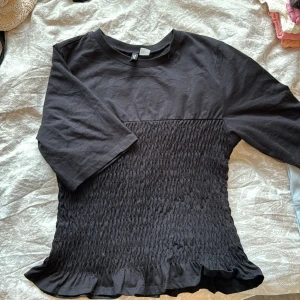 Skrynklad t shirt - Populär och eftertraktad topp från hm. Aldrig använd