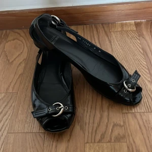 Ballerinaskor - Fina ballerinaskor i storlek 39, innersulan mäter 25 cm. Dom är köpta på vinted och är i bra skick. Men säljer pga fel storlek så har själv aldrig använt dom🥰. 