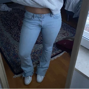 Blå jeans  - Skit snygga jeans från zara! Strl 36. Dem är hyfsat slitna längst ner ❤️  (Lånad bild)