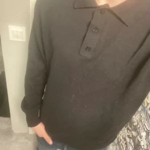 Långärmad piké - Säljer nu min långärmade piké då jag inte vill ha den. Jätte snygg tröja till sommaren. Storlek M