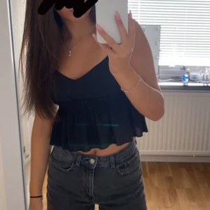 Shein topp - Svart shein topp i storlek Xs. Slutsåld på hemsidan. Sparsamt använd, som ny.