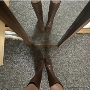 Skor, klackar, boots - Jättefina vintage stövlar, mellanhöga med liten klack. 🍁 De är smått fodrade inuti och passar storlek 37. Kontakta gärna vid intresse 💕