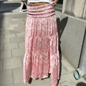 Långkjol från Maje - Långkjol i finaste sidenliknande materialet från Maje 🩷strl 34 men är stretchig i midjan så bör passa större också 🩷prislapp kvar, finns inte att köpa längre 🩷nypris: över 3000 🩷första och tredje bilden är lånade PRIS GÅR ATT DISKUTERA