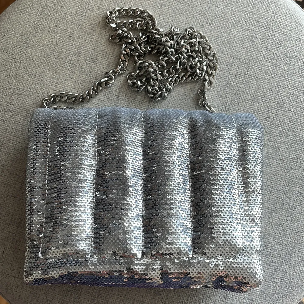 Silver sequins crossbody bag Zara Never used  14*18 cm. Väskor.
