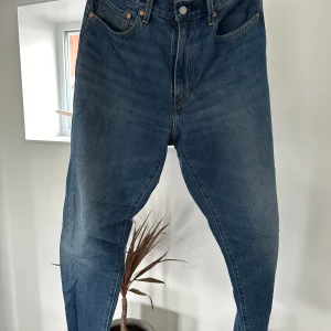 Levi’s Stay Loose Jeans - Hej! Säljer nu ett par snygga Levi’s Stay Loose jeans. De är i perfekt skick men nedklippta längst ner vid ankeln! Byxorna genrellt är stora i storleken och därför är dessa byxor för stora på mig i min vanliga storlek (33x32). Hör av dig vid frågor:)