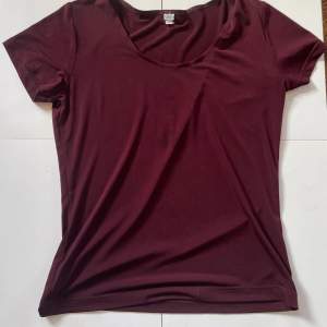 En burgundy t-shirt 