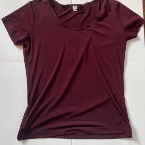 T- shirt  - En burgundy t-shirt 
