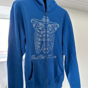 Best Yet To Come Hoodie - Säljer nu min Hoodie ifrån Best Yet To Come! Tröjan är i fint skick och har inga defekter. Storleken är M och sitter som en Regular Fit. Hör av er vid frågor osv :)
