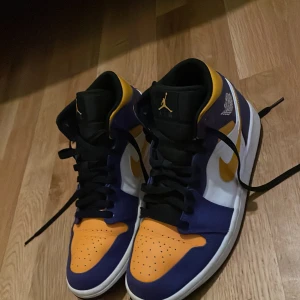 Jordan 1s lakers - Skorna är i ganska bra skick har använt dom några gånger men dom har bara stått nu och jag försöker bli av me dom.
