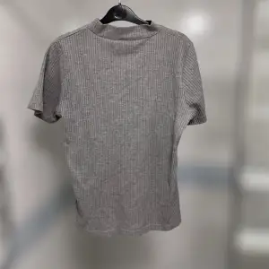 Enkel, fin grå tröja i lite tjockare material vilket är perfekt till lite mer kallare dagar! Den är från isolde i storlek L