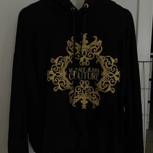 Versace hoodie  - Väldigt bra skick. Hoodien är storlek M men nästan som S säljer den då den blivit för liten. Priset är inte hugget i sten!