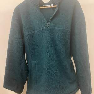 Säljer den här feta relaxed Weekdays fleece halfzipen i ullmaterial. Fleecen är nästan i nyskick, inga defekter. Storlek XS men sitter större i storlek | Nypris 600 | Kom PM för fler frågor, pris kan diskuteras vid snabb affär 💫