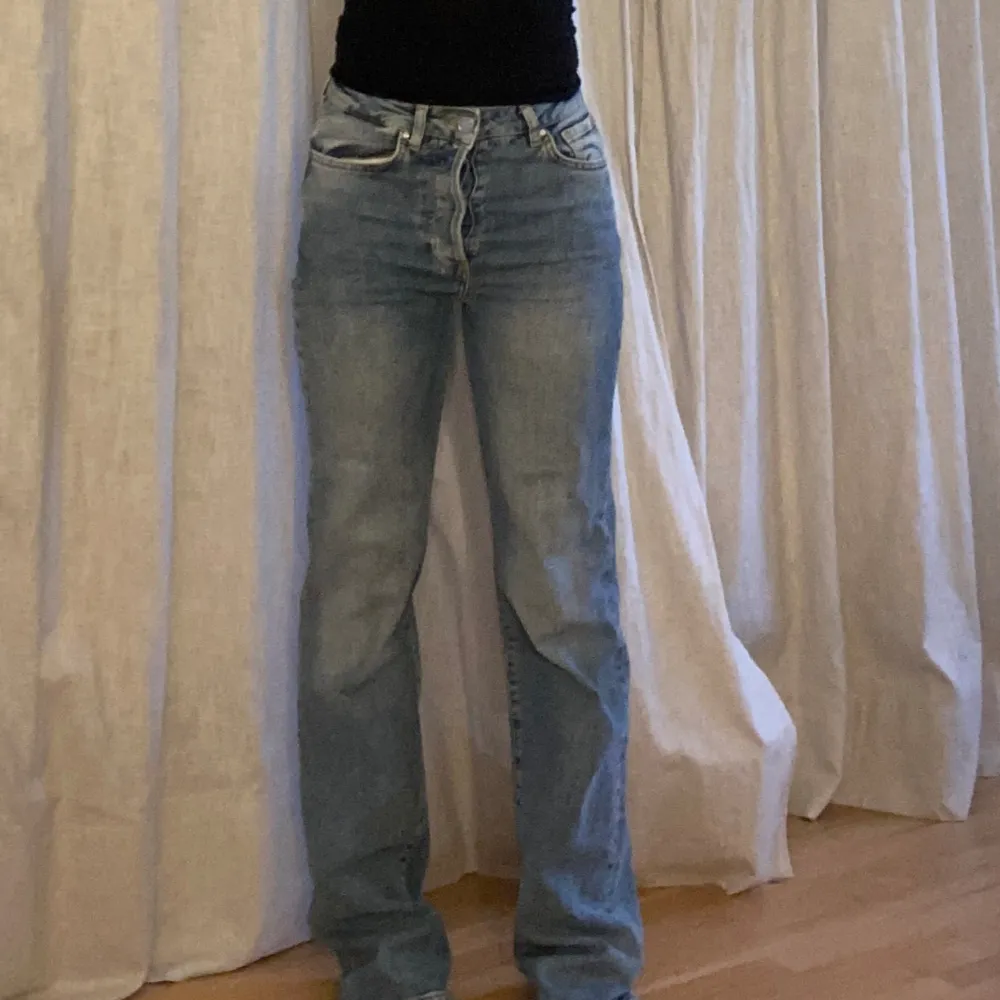 Högmidjade utsvängda jeans från bikbok med knappar som gylf, mycket bra skick. Midjemått: 33 cm rakt över, Innerbenslängd: 81 cm. Jeans & Byxor.