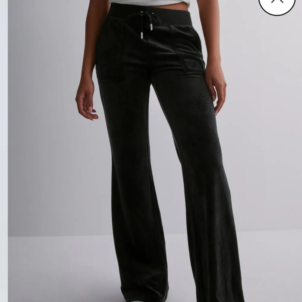 Svarta byxor från juicy couture, storlek m, saknar metallbit på snöre (de sista bilden), köpta för 1199 kr. Jeans & Byxor.