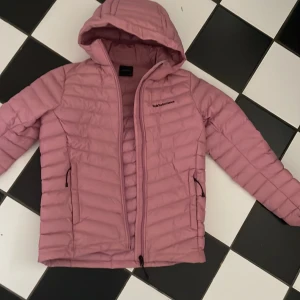 Rosa peak vårjacka  - Hej! Nu säljer jag min rosa peak performance vårjacka. Säljer då den inte kommer till användning. Inga defekter, den är som ny. Storlek 150. :)) Nypris: 2000kr. Mitt pris: 1400kr. Köparen betalar frakten. Köp gärna :))