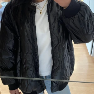 Vår jacka - Säljer denna vårjacka från hm i nyskick. Str L