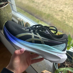 Asics gel-kayano 30  - Väldigt stabila och bra löparskor! Nyskick endast använda en gång! Nypris à 1900kr🏃‍♀️🤩