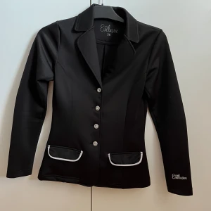 CRW Exclusive ridkavaj - Svart ridkavaj, strl 36 i mycket gott skick.