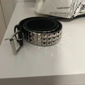 nitbälte  - köpt från plick och säljer pga den inte passar mig och har bytt stil finns liknade plagg i min profil 