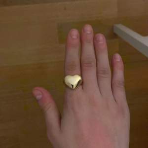 Guldig ring från SHEIN.  