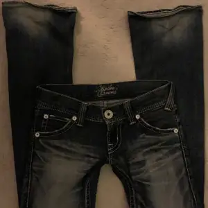 Säljer dessa jätte fina low waist bootcut jeans då de tyvärr var försmå. Kontakta gärna vid frågor