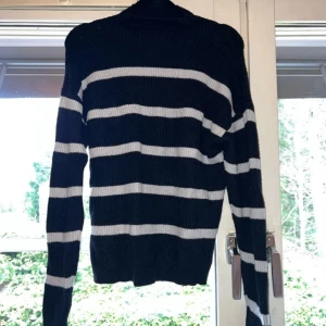 Tröja - En randig tröja med halvpolo från VeroModa i storlek S