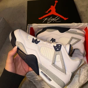 Jordan 4 midnight navy - Jordan 4 midnight navy, helt nya med kvitto och box😊