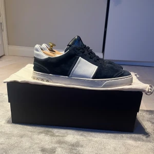 Valentino flycrew - Säljer dessa sjukt feta flycrews. Storlek 41,5. Skick 8,5/10. Alla nitar kvar. Box , en dustbag och valentino kort ingår . Pris går att diskutera 