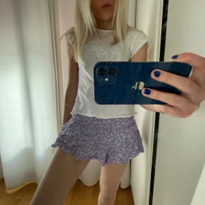 Kjol - Volangkjol med vita blommor från zara 