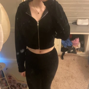 Svart sett - Jätte bekvämt mjukis sett (aldrig andvänt) Märke: NLY TREND Storlek: xs Köpte för 400 Skriv gärna innan ni köper! 