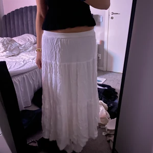 Lång kjol - Säljer då den är för kort🥲 har klippt bort lappen så står ej storlek. Men passar mig som har M/38 😊. Har inga defekter. Kommer den börjar från zalando (stradivarius). Nypris är 329kr. Den är stretchig.