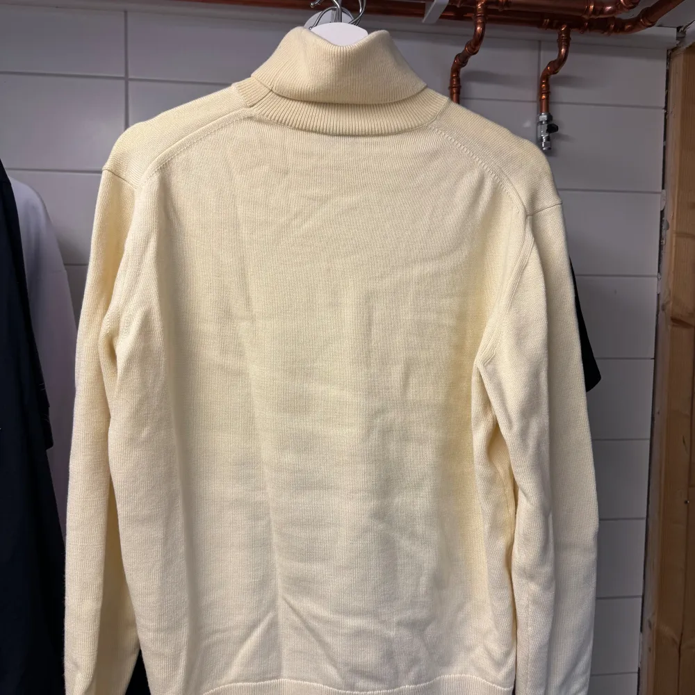 Kenzo Turtleneck i storlek M inköpt på NK i Stockholm för 3800kr. Skick 10/10  Priset kan justeras vid smidig affär!. Stickat.