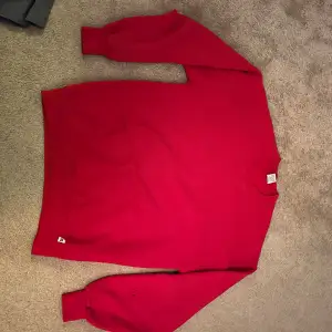 Asfet röd Russel Athletic sweatshirt från nån gång på 90-talet knappt använd, liten fläck på undersidan av armen men knappt något man märker