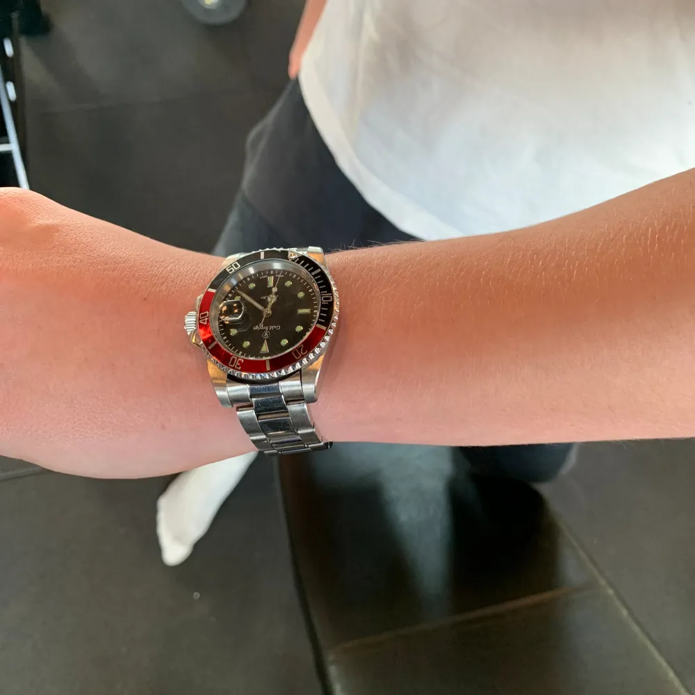 Tja säljer nu min klocka jag fått i födelsedagspresent, jag har knappt använt den och klockan är fortfarande i nyskick, har även extra påläggsmetal så man kan göra klockan större😁. Accessoarer.