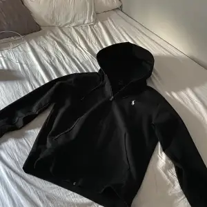 Svart Ralph lauren zip hoodie, Skick 10/10 - som ny, Storlek M, hör av dig vid intresse🙌