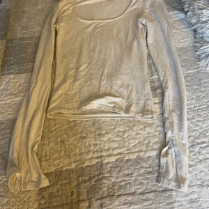 Tröja  - Tröja från Gina tricot ny pris: 229kr köpte för inte så länge sen, därför typ aldrig använd. Men kommer tyvärr inte till användning💓finns inga defekter 