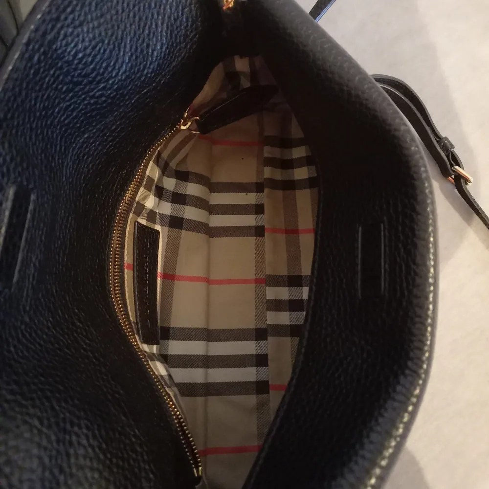 En jättefin burberry axelväska  Den är som ny, knappt använd.  Kvitto finns. Accessoarer.