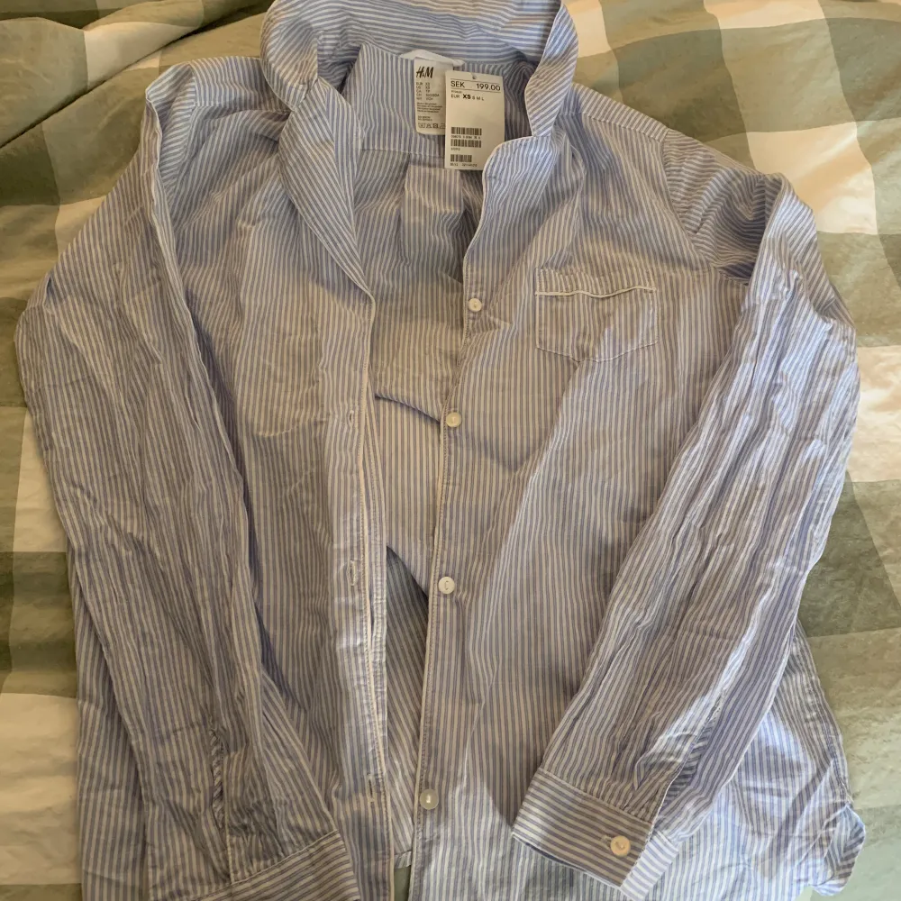 Pyjamasskjorta strl xs helt ny lapparna kvar och ett par shorts i strl xs. Använd gärna köp nu💗. Toppar.