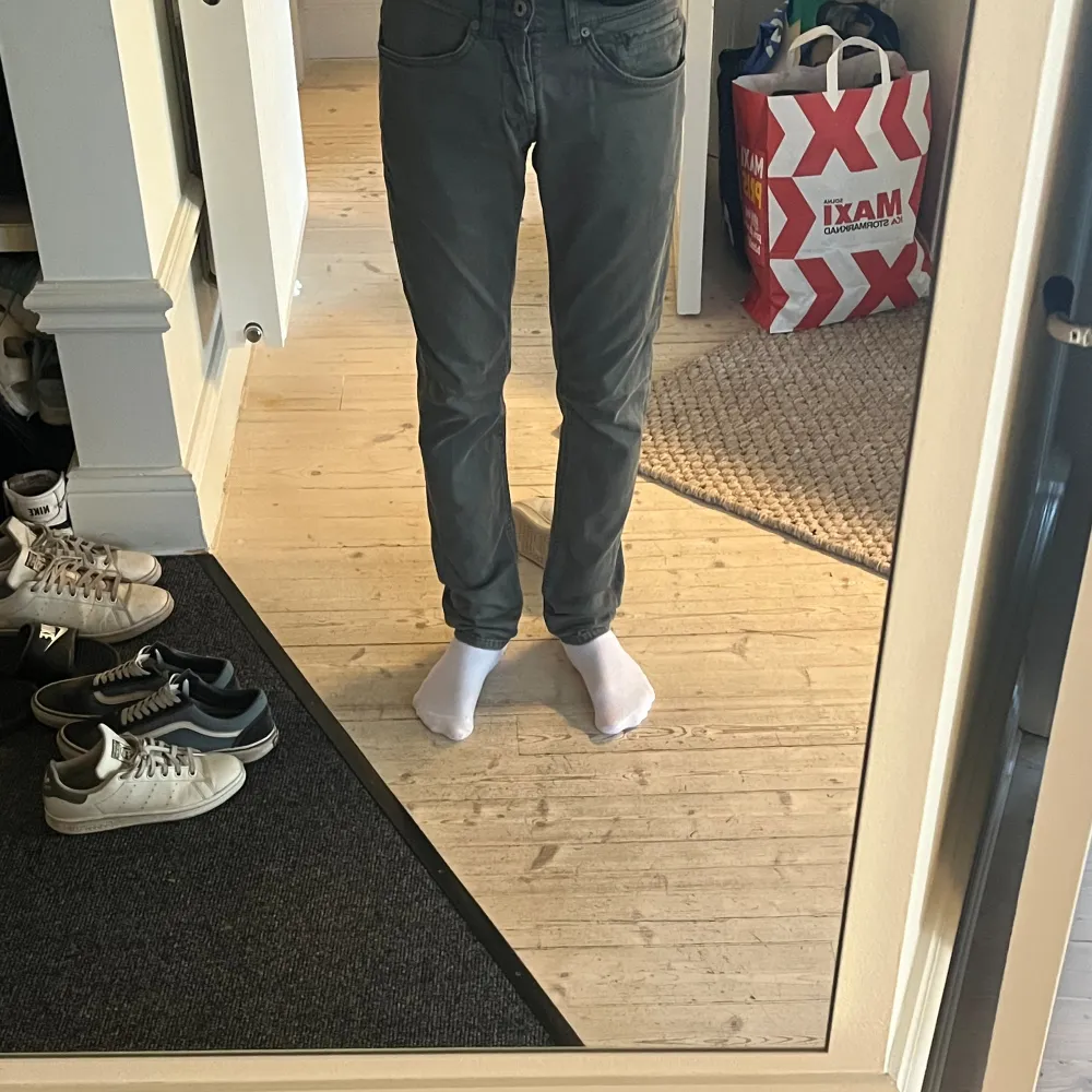 dondup jeans/chinos i fint skick! Raka i passfomen. Nypris runt 3000kr. Hör av er vid frägor och funderingar!. Jeans & Byxor.