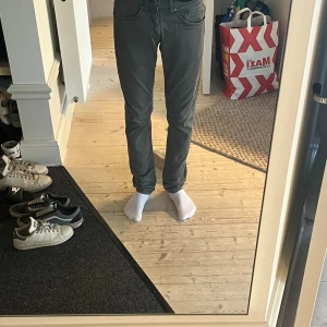 Dondup jeans/chinos - dondup jeans/chinos i fint skick! Raka i passfomen. Nypris runt 3000kr. Hör av er vid frägor och funderingar!